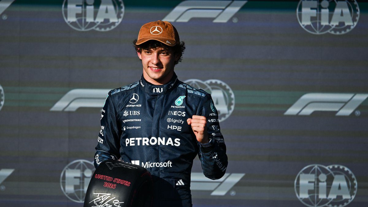 Mercedeksen Kimi Antonelli paalupaikkapalkinto kädessään Yhdysvaltain GP:n aika-ajon jälkeen Austinissa