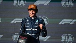 Mercedeksen Kimi Antonelli paalupaikkapalkinto kädessään Yhdysvaltain GP:n aika-ajon jälkeen Austinissa