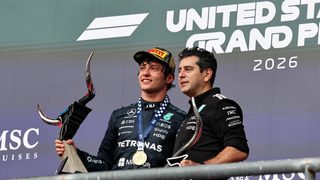 Kimi Antonelli (Mercedes) Yhdysvaltain GP:n voittopokaali kädessään Austinin palkintokorokkeella