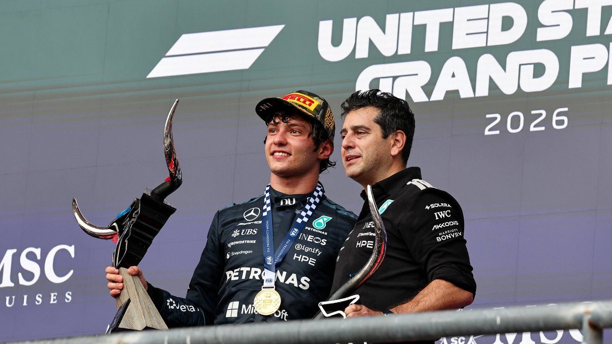 Kimi Antonelli (Mercedes) Yhdysvaltain GP:n voittopokaali kädessään Austinin palkintokorokkeella