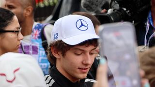 Kimi Antonelli (Mercedes), fanien keskellä
