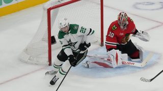 Arttu Hyry (Dallas Stars) hyökkää Chicagon maalille