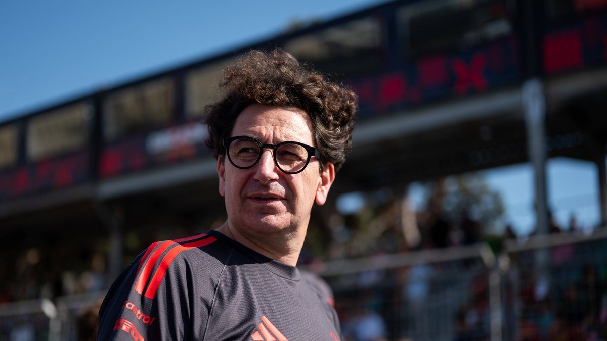 Tallipäällikkö Mattia Binotto (Audi) Audin paidassa Bakun lähtöruudukossa