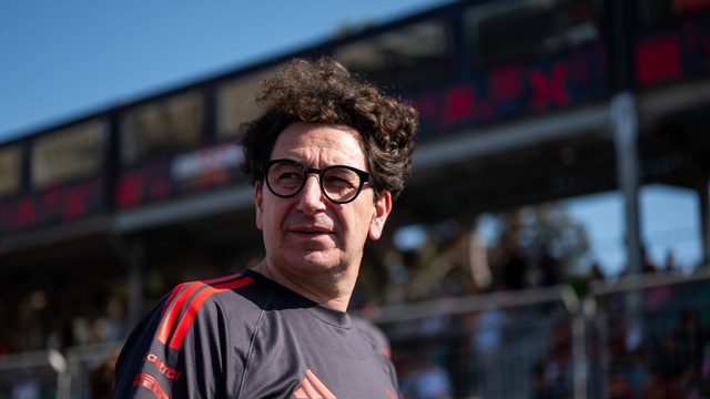 Tallipäällikkö Mattia Binotto (Audi) Audin paidassa Bakun lähtöruudukossa