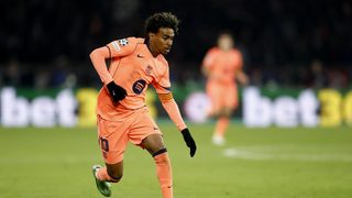 Lamine Yamal kuljettaa palloa Barcelonan paidassa Mestarien liigan ottelussa PSG:tä vastaan Pariisissa 20.10.2026
