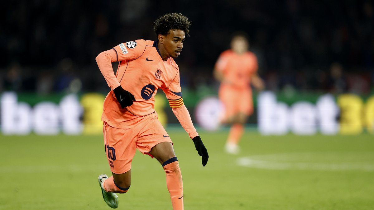 Lamine Yamal kuljettaa palloa Barcelonan paidassa Mestarien liigan ottelussa PSG:tä vastaan Pariisissa 20.10.2026