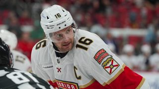 Aleksander Barkov Florida Panthersin paidassa odottamassa aloitusta