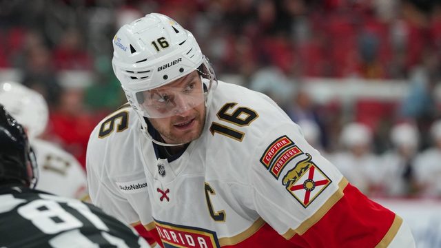 Aleksander Barkov Florida Panthersin paidassa odottamassa aloitusta