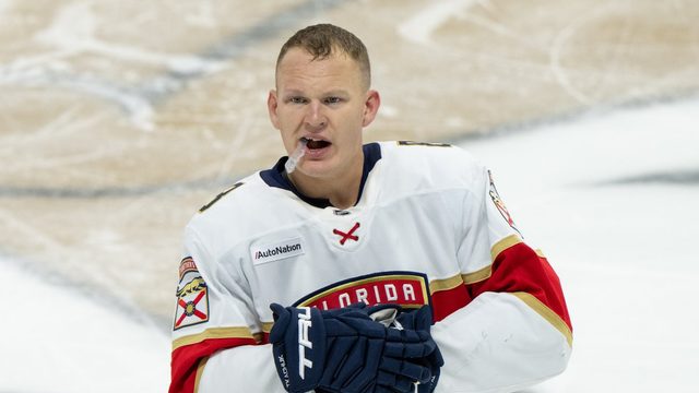 Brady Tkachuk (Florida Panthers) matkalla jäähyaitioon Ottawassa