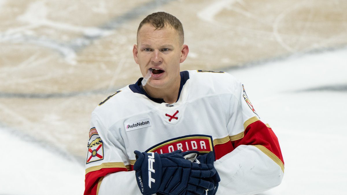 Brady Tkachuk (Florida Panthers) matkalla jäähyaitioon Ottawassa