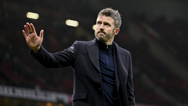 Päävalmentaja Michael Carrick (Manchester United) kiittää Old Traffordin katsomoa Bournemouth-ottelun jälkeen