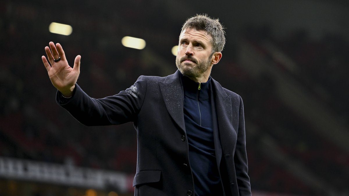 Päävalmentaja Michael Carrick (Manchester United) kiittää Old Traffordin katsomoa Bournemouth-ottelun jälkeen