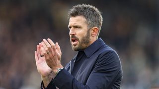 Manchester Unitedin päävalmentaja Michael Carrick kiittää kannattajia Leedsissä