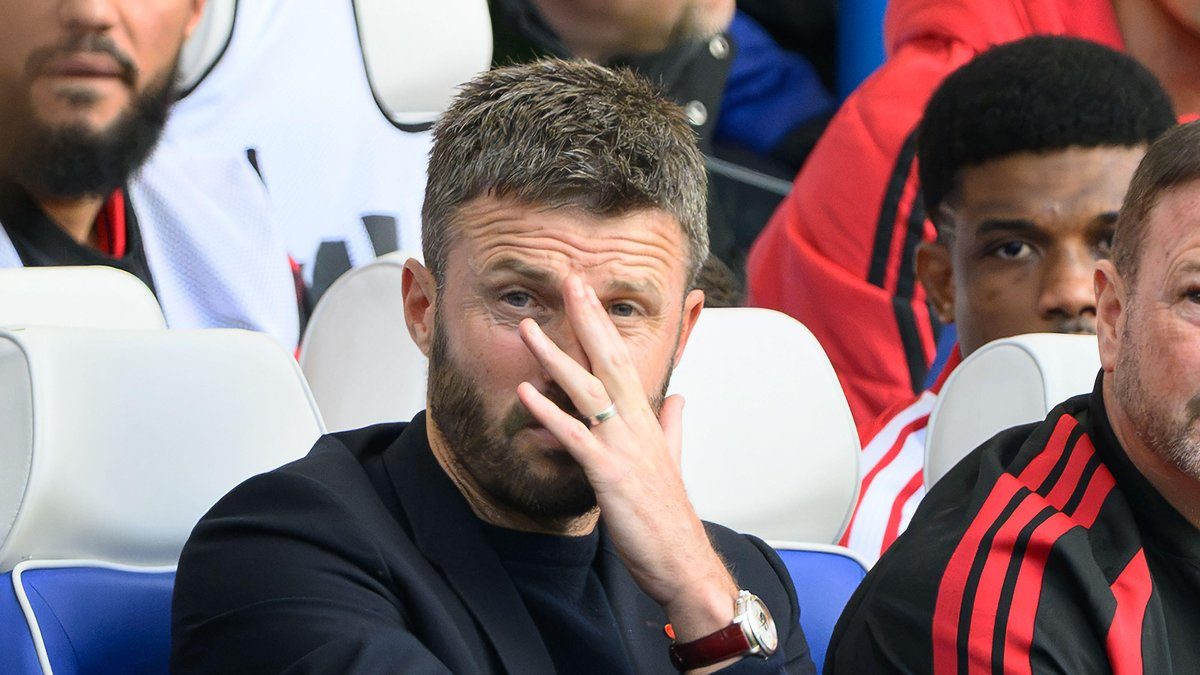 Manchester Unitedin päävalmentaja Michael Carrick vaihtopenkillä Chelsea-ottelussa Stamford Bridgellä