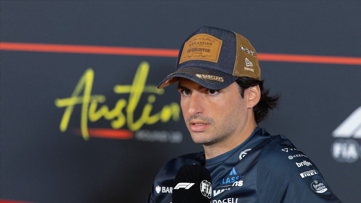 Carlos Sainz Williamsin paidassa Yhdysvaltain GP:n lehdistötilaisuudessa Austinissa