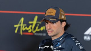 Carlos Sainz Williamsin paidassa Yhdysvaltain GP:n lehdistötilaisuudessa Austinissa