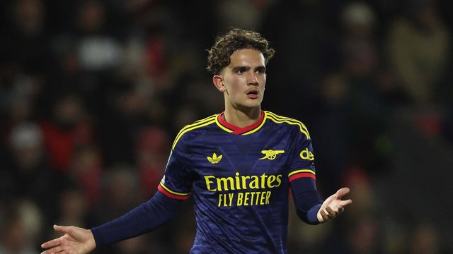 Max Dowman (Arsenal) Arsenalin paidassa liigacupin ottelussa Fleetwood Townia vastaan