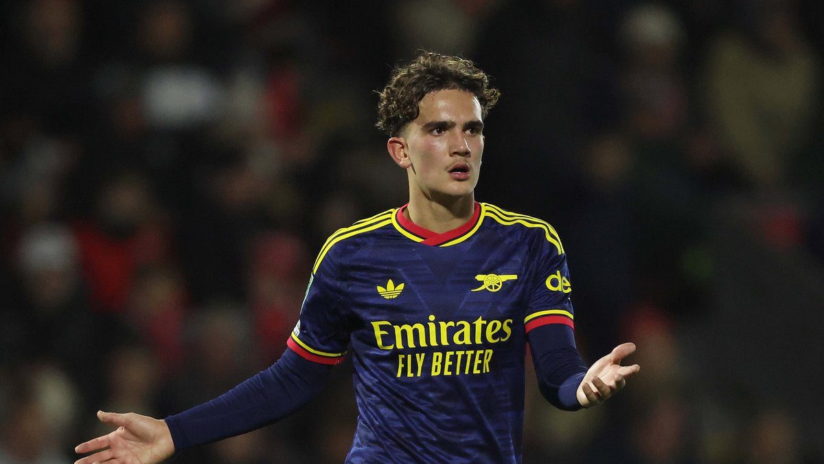 Max Dowman (Arsenal) Arsenalin paidassa liigacupin ottelussa Fleetwood Townia vastaan