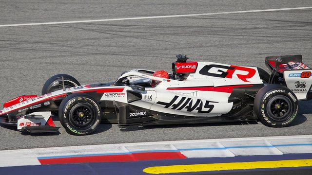 Esteban Ocon (Haas) radalla