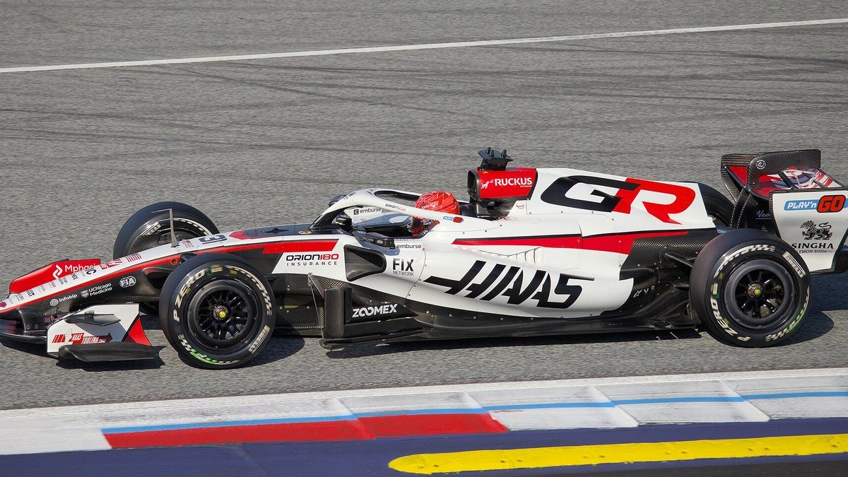 Esteban Ocon (Haas) radalla