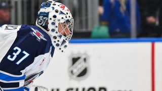 Connor Hellebuyck Winnipeg Jetsin paidassa maalillaan St. Louisissa
