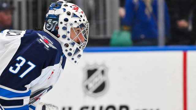 Connor Hellebuyck Winnipeg Jetsin paidassa maalillaan St. Louisissa
