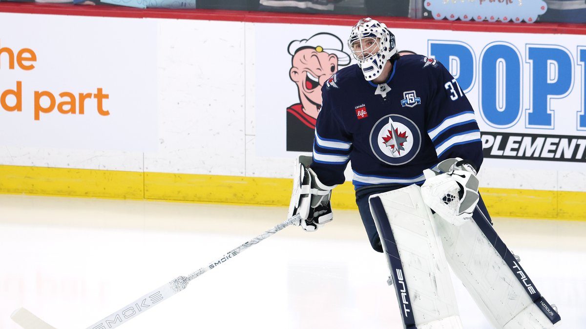 Connor Hellebuyck (Winnipeg Jets) alkuverryttelyssä Jetsin kotihallissa Winnipegissä