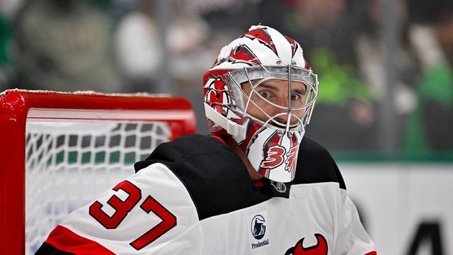Connor Hellebuyck Devilsin maalilla ensimmäisessä ottelussaan Dallasissa