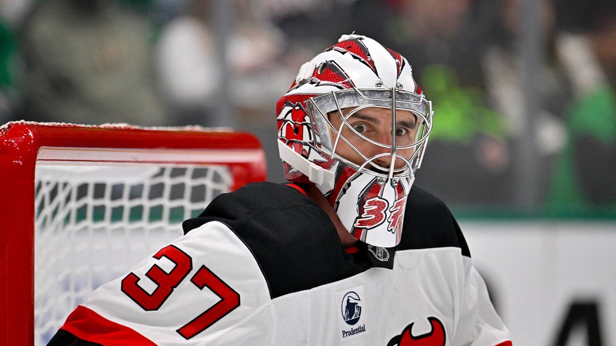 Connor Hellebuyck Devilsin maalilla ensimmäisessä ottelussaan Dallasissa