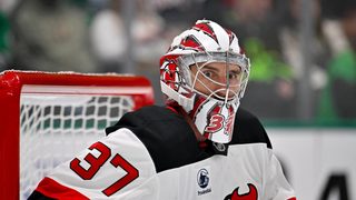Connor Hellebuyck Devilsin maalilla ensimmäisessä ottelussaan Dallasissa