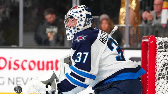 Connor Hellebuyck (Winnipeg Jets) alkuverryttelyssä ennen Jetsin ottelua Las Vegasissa