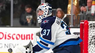 Connor Hellebuyck (Winnipeg Jets) alkuverryttelyssä ennen Jetsin ottelua Las Vegasissa