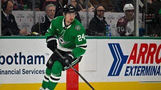 Roope Hintz (Dallas Stars) kuljettaa kiekkoa kotiottelussa Colorado Avalanchea vastaan lokakuussa 2026