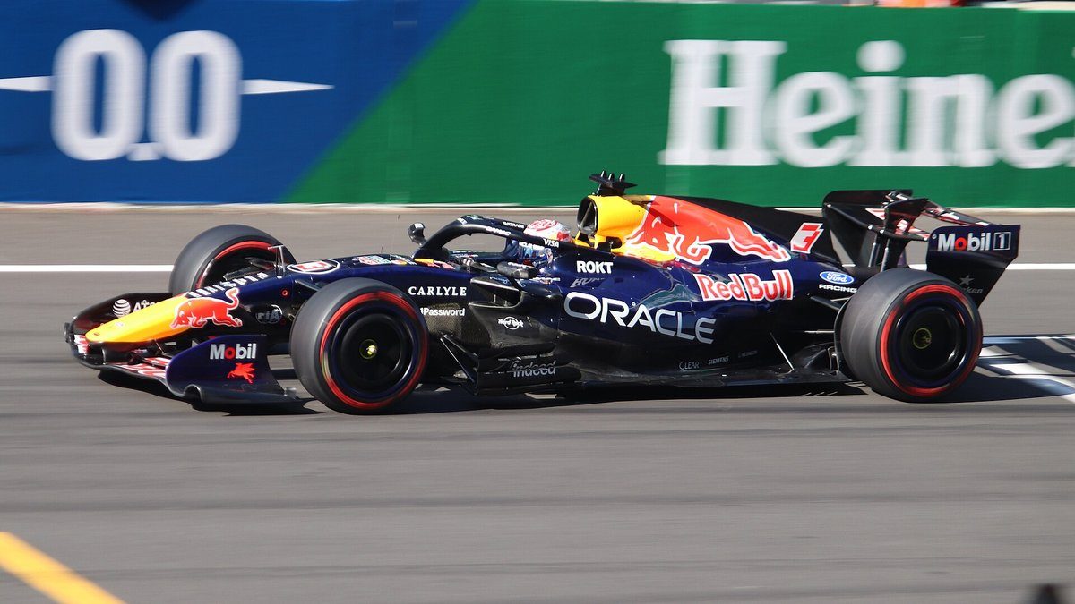 Max Verstappenin Red Bull Racing -auto aika-ajossa
