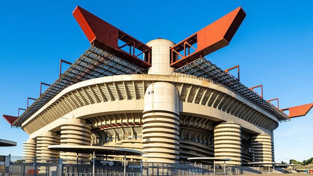 Giuseppe Meazza Stadium (Inter Milan), San Siro eli Stadio Giuseppe Meazza ulkoa, kierrerampit ja punaiset kattopalkit