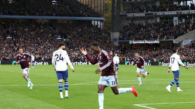 Nicolas Jackson (Aston Villa) juhlii Aston Villan voittomaalia Manchester Cityä vastaan Villa Parkissa