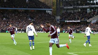 Nicolas Jackson (Aston Villa) juhlii Aston Villan voittomaalia Manchester Cityä vastaan Villa Parkissa