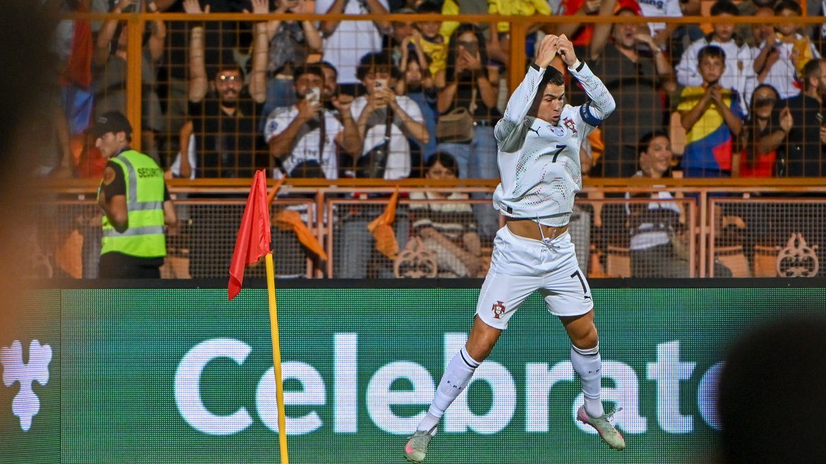 Cristiano Ronaldo juhlii maaliaan Portugalin paidassa