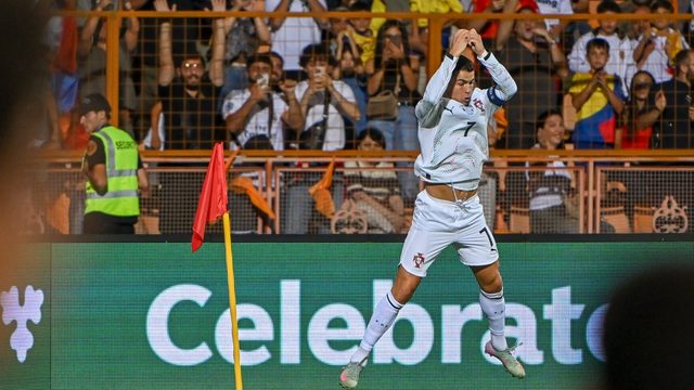 Cristiano Ronaldo juhlii maaliaan Portugalin paidassa