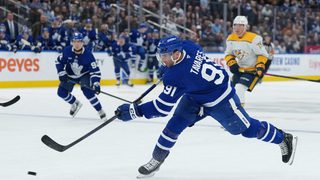 John Tavares laukoo Nashvillea vastaan