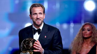 Harry Kane Ballon d'Or -palkinto käsissään Lontoon gaalassa