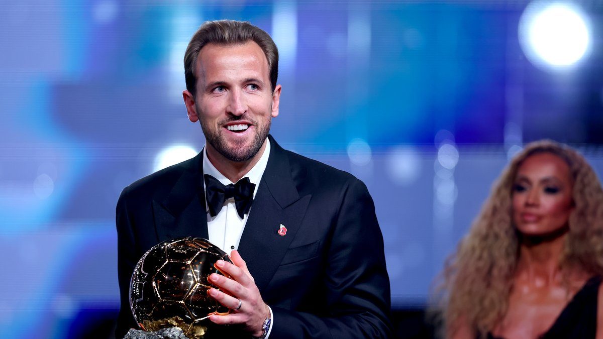 Harry Kane Ballon d'Or -palkinto käsissään Lontoon gaalassa