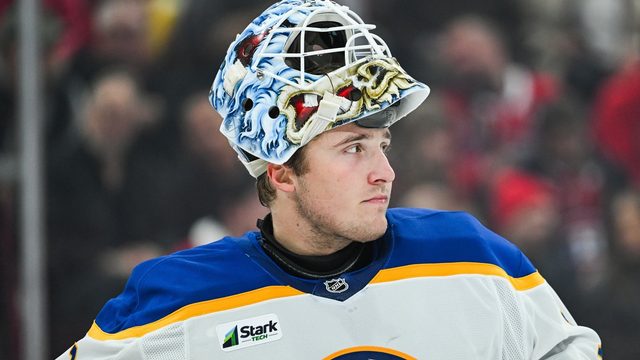 Ukko-Pekka Luukkonen (Buffalo Sabres) maski nostettuna ottelussa Montrealissa