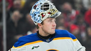 Ukko-Pekka Luukkonen (Buffalo Sabres) maski nostettuna ottelussa Montrealissa
