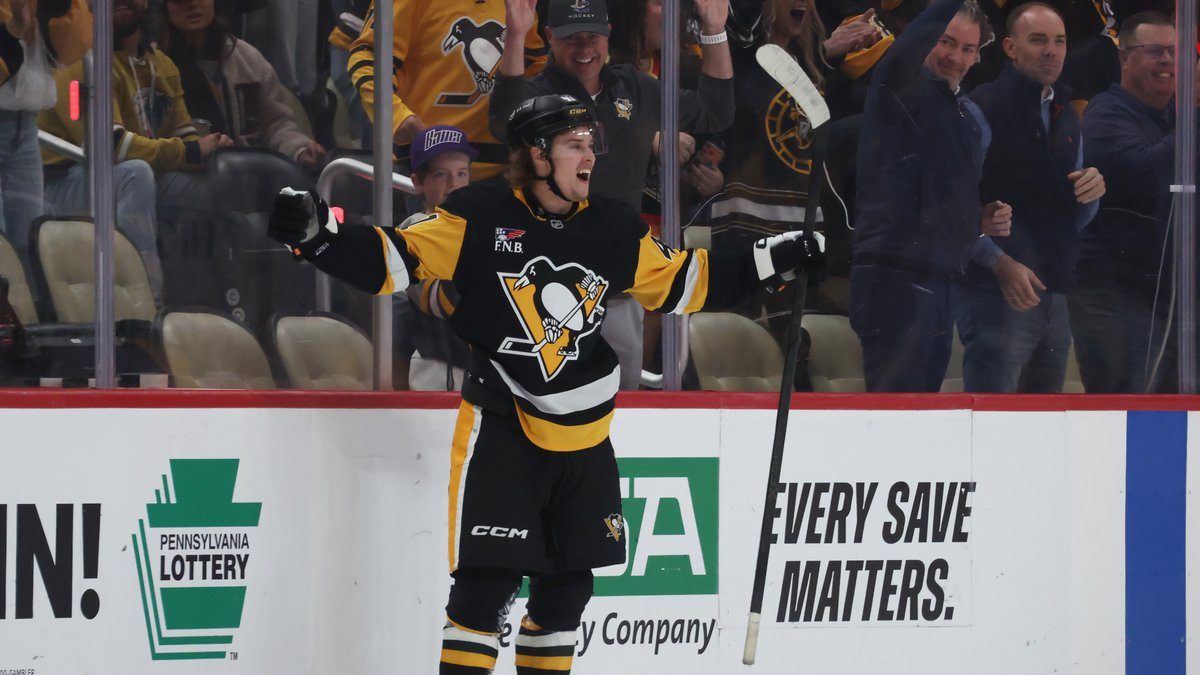 Pittsburgh Penguinsin Ville Koivunen tuulettaa jatkoajan voittomaaliaan Nashville Predatorsia vastaan PPG Paints Arenalla