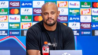 Päävalmentaja Vincent Kompany Bayern Münchenin lehdistötilaisuudessa Allianz Arenalla