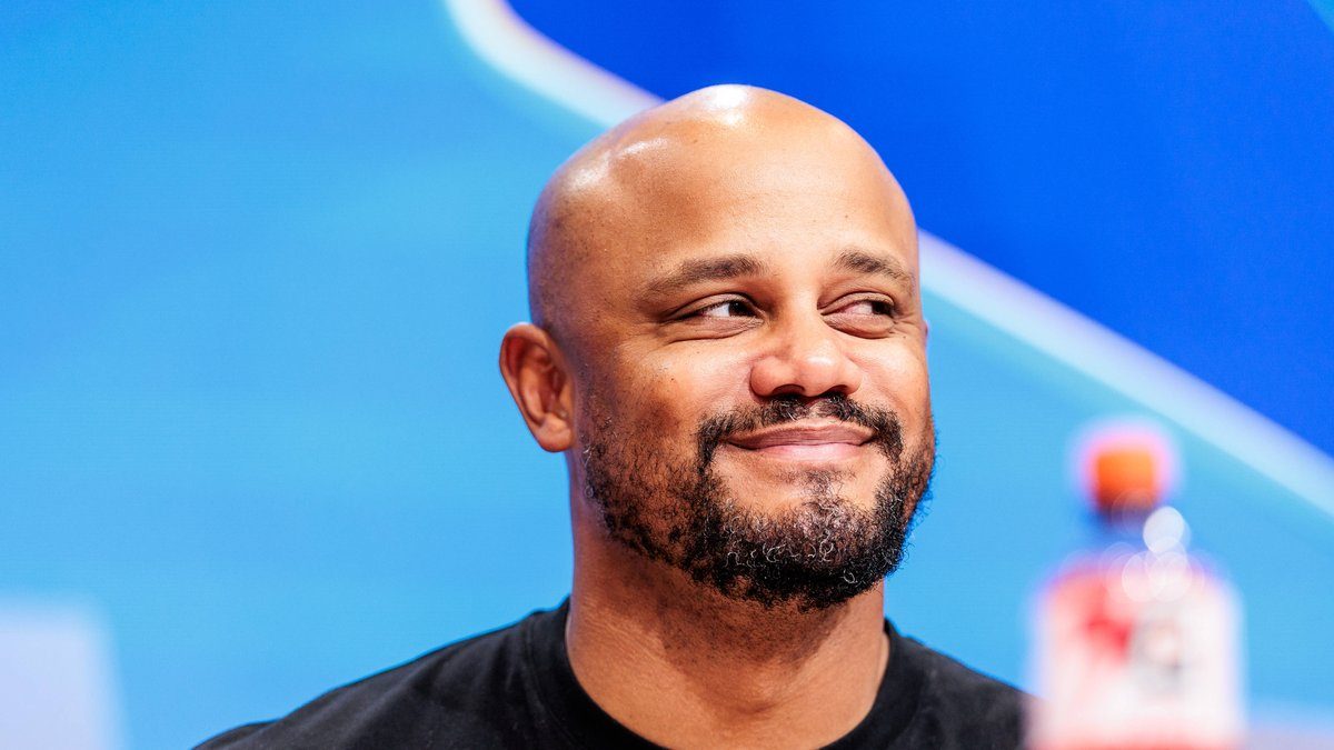 Päävalmentaja Vincent Kompany Bayern Münchenin lehdistötilaisuudessa Allianz Arenalla Arsenal-ottelun jälkeen