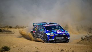Roope Korhonen ja Anssi Viinikka Toyota GR Yaris Rally2:lla Sardinian MM-rallissa lokakuussa 2026