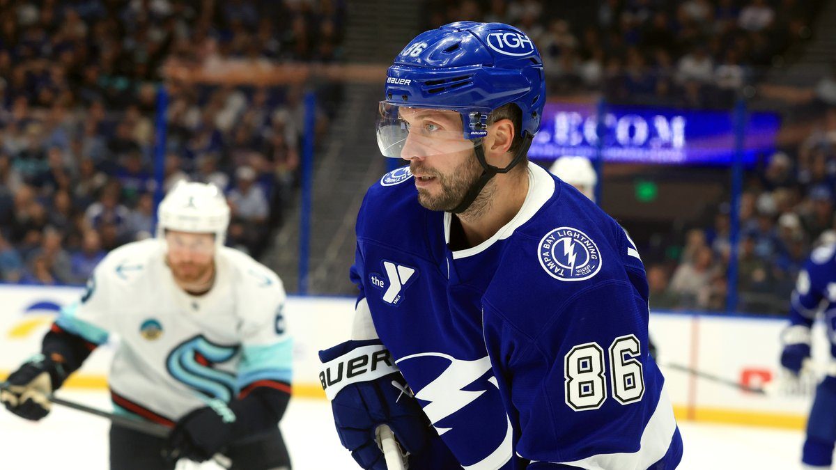 Tampa Bay Lightningin Nikita Kutsherov kiekon kanssa kotiottelussa Seattle Krakenia vastaan
