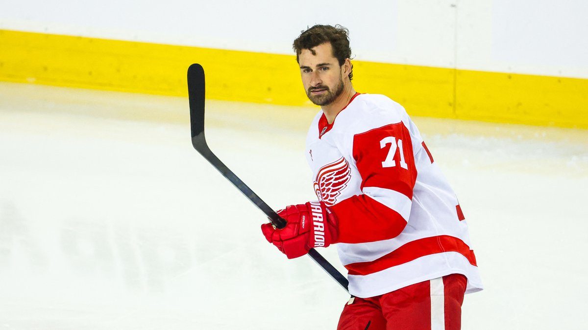 Dylan Larkin Detroit Red Wingsin paidassa alkuverryttelyssä ennen Calgary-ottelua